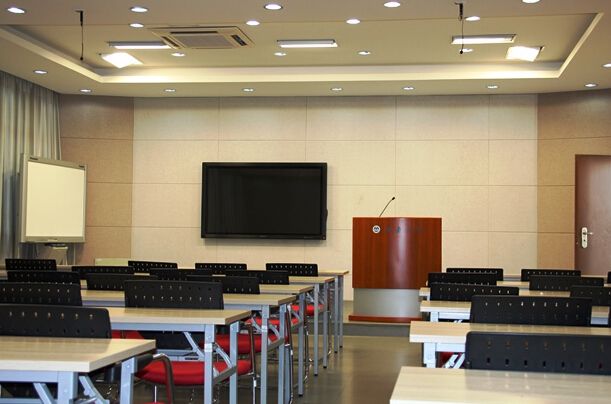 15中學隔音墻建成后，記者親自到現(xiàn)場體驗隔音效果